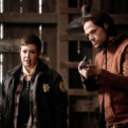 Supernatural -- "Galaxy Brain" -- Image Number: SN1512a_0141b.jpg -- Pictured (L-R): Kim Rhodes as Jody Mills and Jared Padalecki as Sam -- Photo: Katie Yu/The CW -- © 2020 The CW Network, LLC. All Rights Reserved.